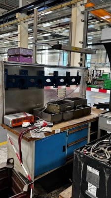 1 Werkbank Kaiser u. Kraft mit Rückwand und Beleuchtung